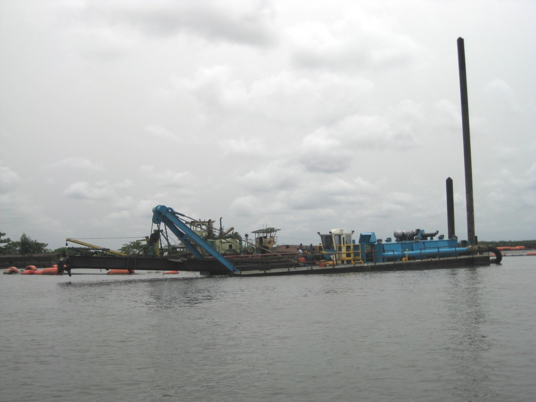 dsc-delivers-shark-dredge-to-port-harcourt-nigeria-2